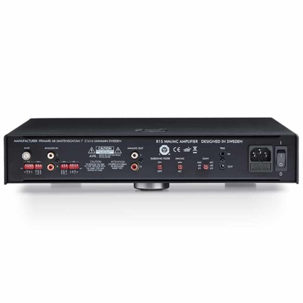 Retro dell'amplificatore Primare R15 con porte di connessione e interruttore di accensione