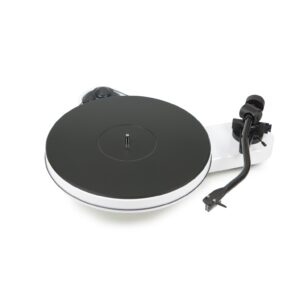 Giradischi Pro-Ject RPM-3 Carbon con piatto nero e base bianca