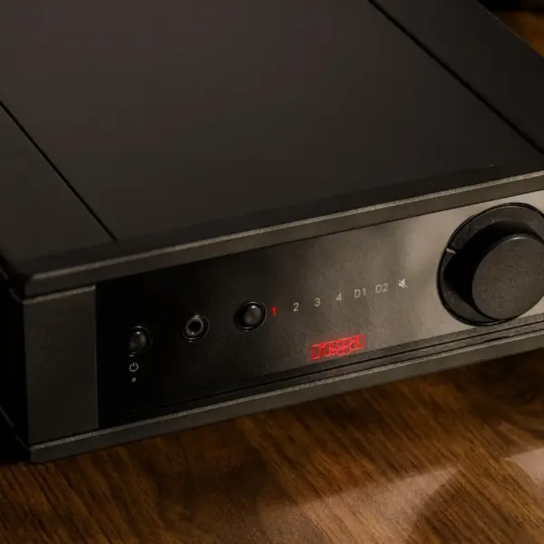 Amplificatore Rega Brio Mk7 visto frontalmente con manopole e display luminoso