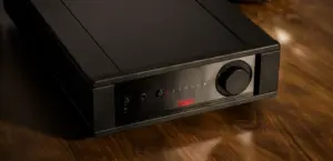 Amplificatore Rega Brio Mk7 visto dall'alto con superficie liscia e manopola di controllo