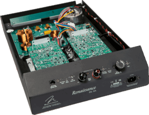 Amplificatore audio interno con componenti visibili.