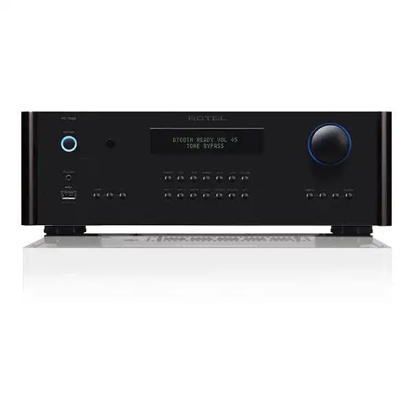 Amplificatore Rotel RC-1590 MKII con controlli e display luminoso in metallo nero
