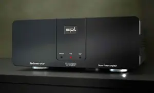 Amplificatore stereo rosso, modello Performer S900