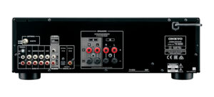 Retro di un ricevitore stereo Onkyo con connettori.