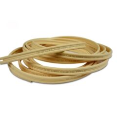 Bobina di cavo beige avvolto su se stesso.