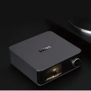 Lettore musicale WiiM Ultra con design compatto e pulsante di controllo visibile