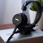 Cuffie Grado S150 open-air su un amplificatore, con cavo staccabile e design elegante