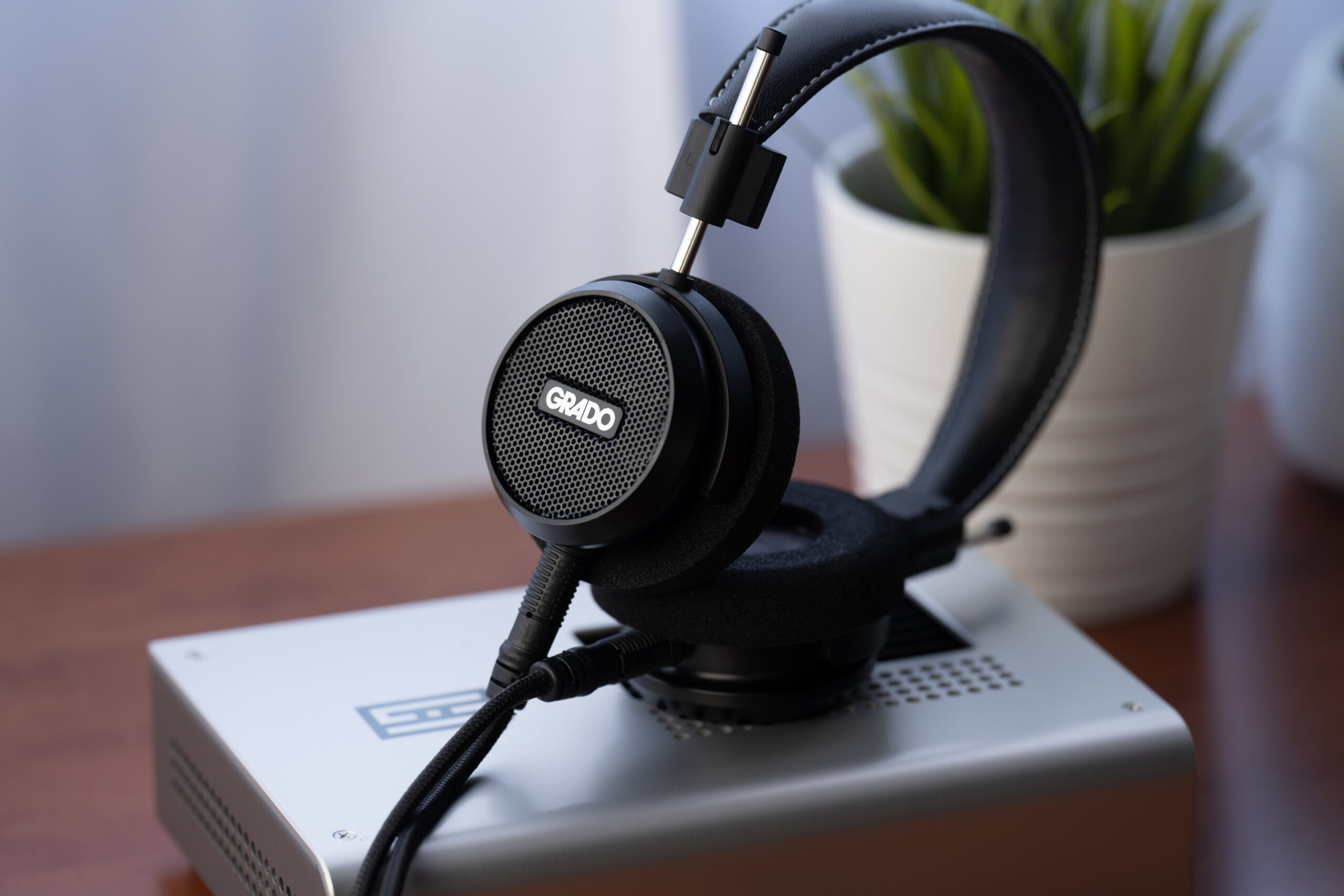 Cuffie Grado S150 open-air su un amplificatore, con cavo staccabile e design elegante